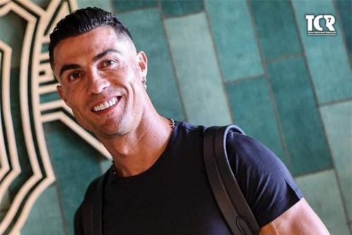 Ronaldo hội quân cho kỳ Euro cuối cùng: Mang một vật giá 36 tỷ, gây chú ý nhất là loạt 'dây điện' ở bắp tay