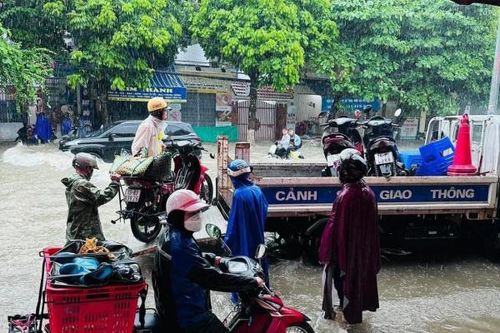 Công an Hải Phòng xuống đường giúp dân trong mưa lụt kỷ lục