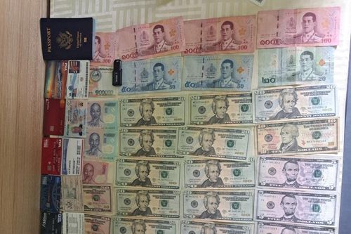Khách nước ngoài đãng trí bỏ quên nhiều ngoại tệ trên tàu Thống Nhất