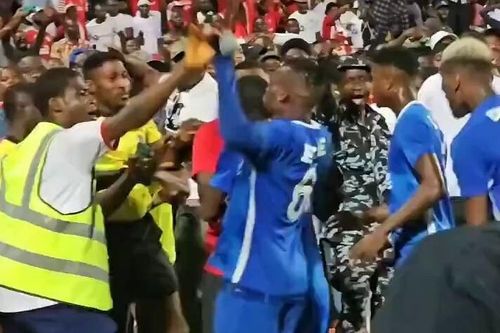Hỗn chiến giữa trọng tài và cầu thủ ở Nigeria