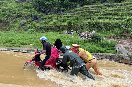 Cảnh sát giao thông Hà Giang đưa 400 du khách nước ngoài qua điểm ngập an toàn