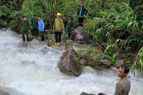 Dắt xe máy qua đập tràn, 1 người bị nước lũ cuốn trôi mất tích