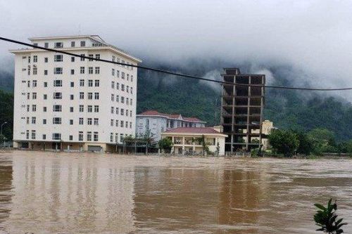 Mưa 4 ngày liên tiếp, nhiều tuyến phố ở TP Hà Giang chìm trong 'biển nước'