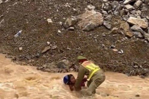 Thượng úy cảnh sát kể lại phút lao ra giữa dòng nước cứu 2 vợ chồng bị lũ cuốn