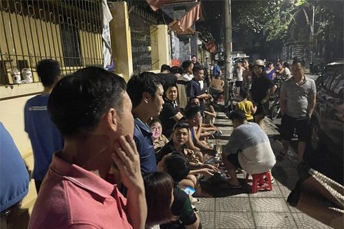 Phụ huynh Phú Thọ trắng đêm xếp hàng đăng ký cho con vào lớp 1