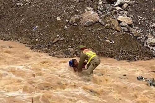 Video Thượng úy cảnh sát giao thông cứu 2 người giữa dòng nước lũ