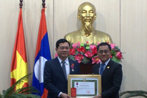 Phó Chủ tịch Thường trực HĐND thành phố Đà Nẵng Trần Phước Sơn nhận Huân chương Tự do của Nhà nước Lào
