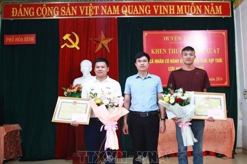 Khen thưởng đột xuất hai thanh niên cứu người đuối nước ở Quảng Ninh