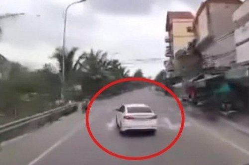 Clip: Ô tô liều lĩnh chèn đầu, đánh võng 'trêu ngươi' trước đầu xe container