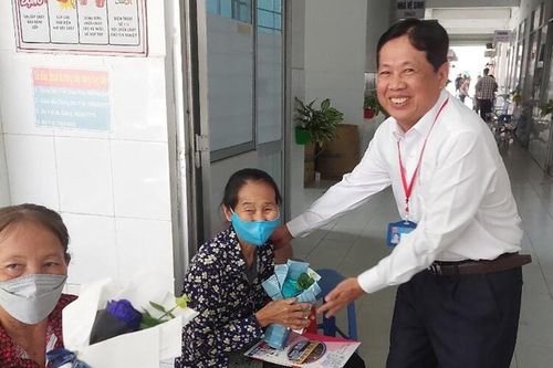 Bác sĩ tận tâm vì sức khỏe người bệnh