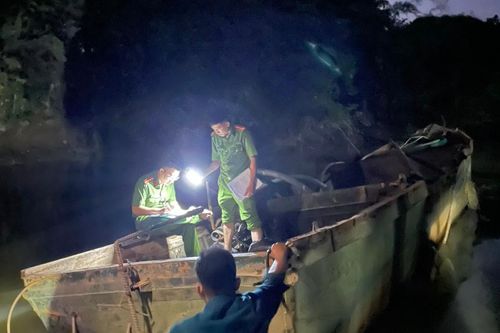 Nha Trang: Tuần tra, phát hiện 2 ghe hút cát trái phép
