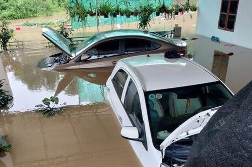 Quốc lộ 3 ở Thái Nguyên ngập hơn nửa mét, ô tô chới với giữa dòng nước