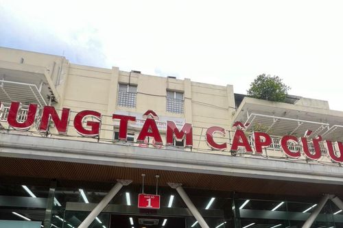 Cảnh sát giao thông dùng xe chuyên dụng mở đường đưa người dân đi cấp cứu