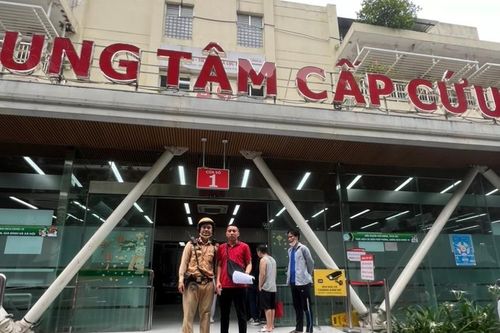 Hà Nội: cảnh sát giao thông 'mở đường' đưa bệnh nhân nguy kịch đi cấp cứu