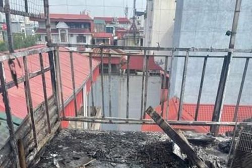 Hà Nội: Một nhà dân ở phố Pháo Đài Láng bốc cháy