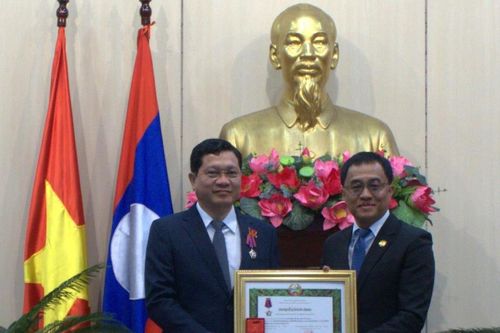 Phó chủ tịch Thường trực HĐND TP Đà Nẵng được trao Huân chương Tự do của Nhà nước Lào