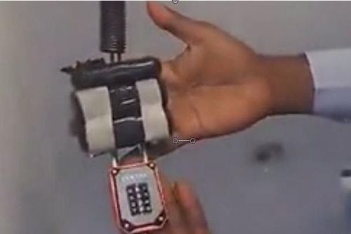 Clip: Phát hiện 4,6 kg vàng miếng được giấu trong nhà vệ sinh máy bay