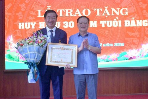 Trao tặng Huy hiệu 30 năm tuổi Đảng cho đồng chí Lò Văn Mừng
