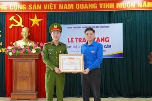 Trao Huy hiệu 'Tuổi trẻ dũng cảm' tặng Thượng úy Nguyễn Mạnh Tường cứu người trong lũ dữ