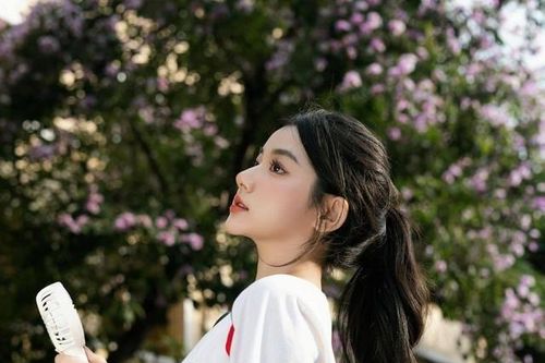 Hot girl 'ăn thùng uống vại' khoe ảnh 'thanh xuân vườn trường' cực nét