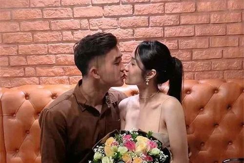 Chàng hot boy U23 Việt Nam 'khóa môi' cực ngọt cô giáo hơn 6 tuổi