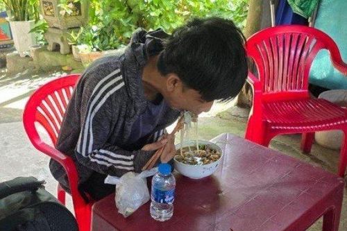 Bị nhà xe đuổi xuống giữa đường vì không có tiền, thanh niên được cảnh sát giúp đỡ