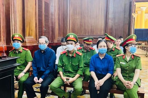 Cựu giám đốc Bệnh viện Thủ Đức hầu tòa vụ mua kit test của Việt Á