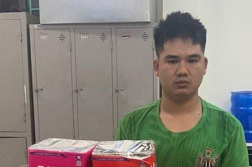 Đặt mua pháo lậu về đốt