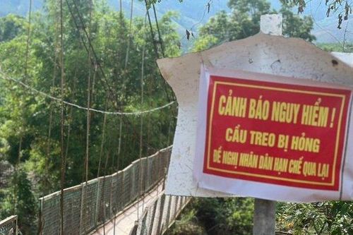 Hàng loạt cầu treo xuống cấp, người dân 'nín thở' khi qua suối