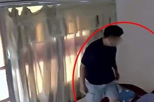 Triệu tập người đàn ông đánh vợ trước mặt con nhỏ