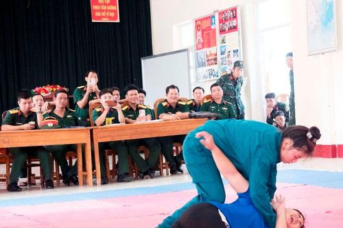 Nữ dân quân tranh tài thể thao