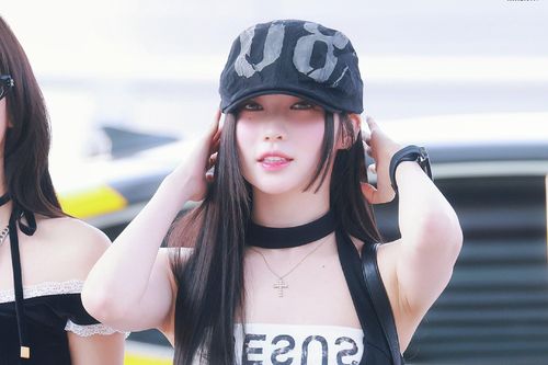 Nữ ca sĩ Nhật Bản gây sốt khi diện trang phục khoe eo ở sân bay