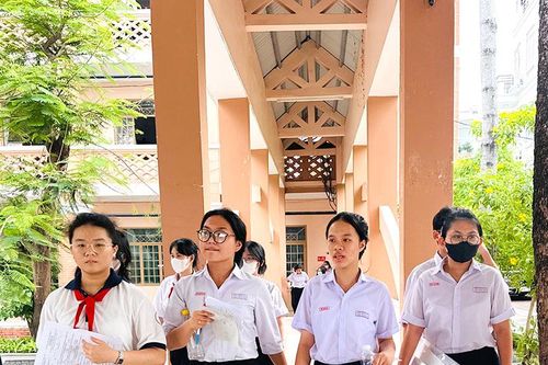 Cần thêm trường công - giảm áp lực thi cử