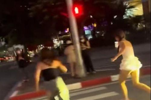 Cảnh sát đang thu thập thông tin hai cô gái tạo dáng quay tiktok giữa ngã tư đường phố Hà Nội