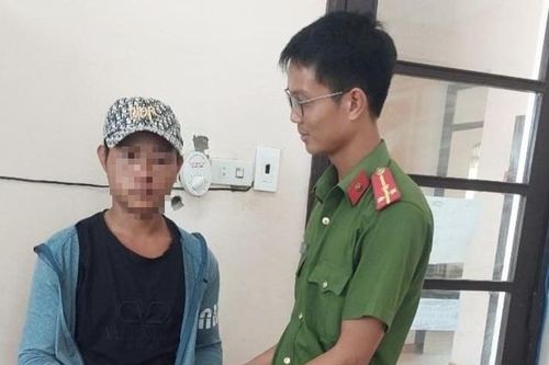 Không có tiền về quê, thanh niên đi bộ từ Quảng Nam đến Huế