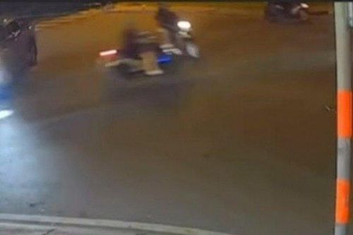 Clip: Phóng xe máy như chốn không người, tài xế rước họa vào thân