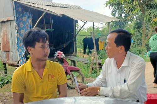 UBMTTQVN huyện Châu Phú thăm, trao hỗ trợ gia đình có 3 người tử vong, do điện giật