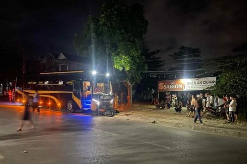 Xe máy đối đầu xe khách, hai người tử vong