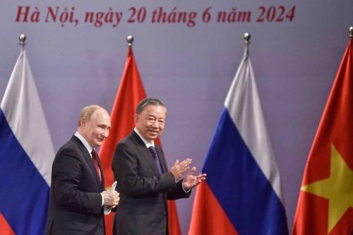 Tổng thống Putin xúc động khi nhận được tình cảm từ những người bạn chí tình của nước Nga