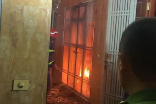 Cảnh sát cứu một người thoát khỏi đám cháy nhà trong đêm ở Hà Nội