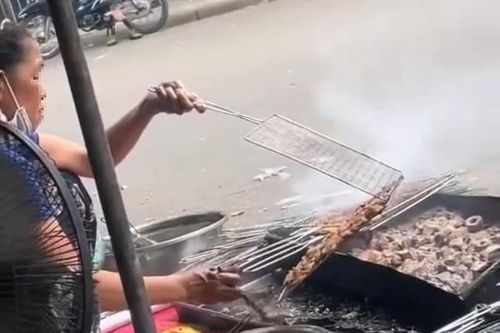 Xử phạt quán bún chả 'rửa thịt' bằng nước than đen 3,5 triệu đồng