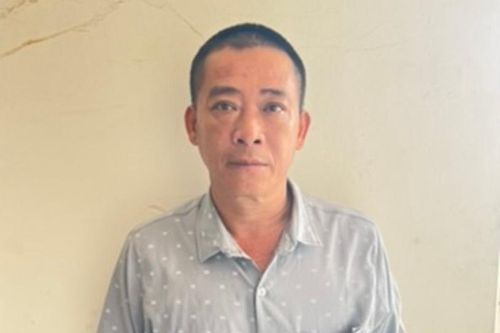Dùng nồi nước lẩu đang sôi để 'trút giận'