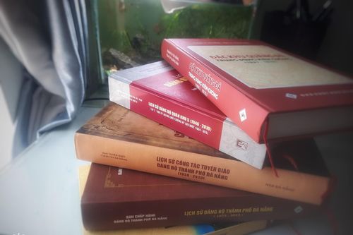 Tìm đề tài báo chí... trong sách
