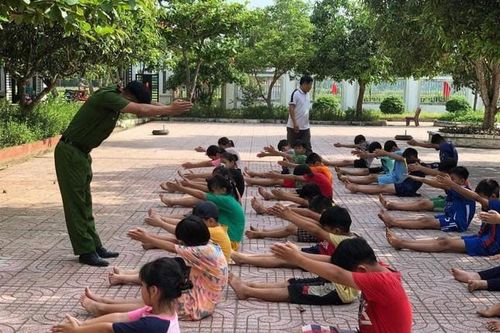 Đoàn viên thanh niên cả nước tham gia phổ cập bơi cho thiếu nhi trong dịp hè