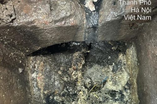 Chủ cửa hàng bún, miến ngan ở Hà Nội bị phạt 15 triệu đồng vì xả nước váng mỡ xuống cống