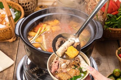 Người phụ nữ phải đi cấp cứu sau khi ăn lẩu
