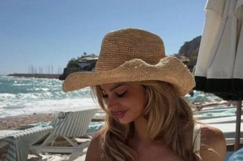 Bạn gái Bellingham diện bikini khoe thân hình nóng bỏng