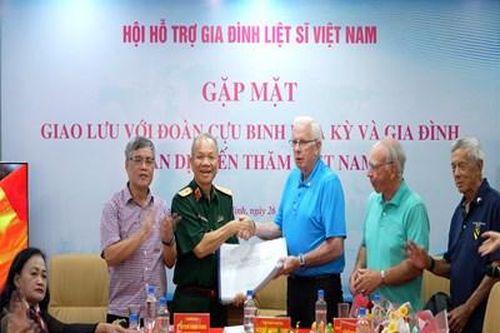 Đoàn cựu binh Hoa Kỳ trao 20 bộ hồ sơ liên quan đến các liệt sĩ Việt Nam