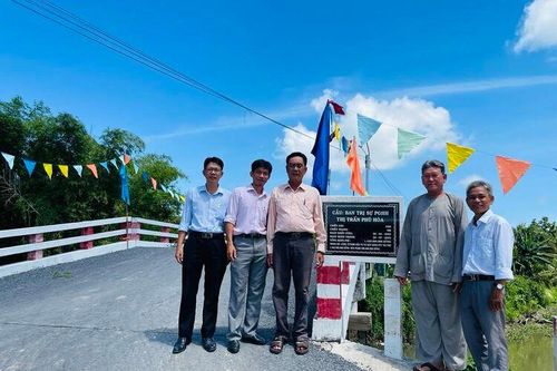 Tín đồ Phật giáo Hòa Hảo thị trấn Phú Hòa tích cực làm việc thiện