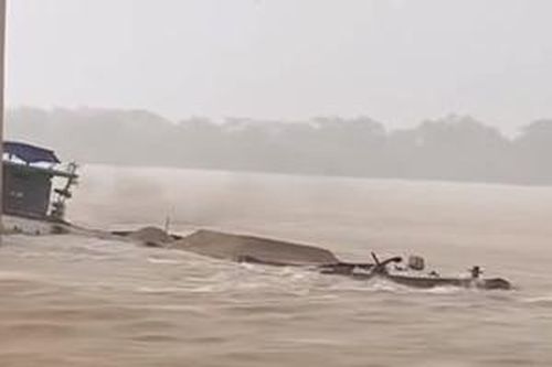 Tàu cát chìm trên sông Hồng, thuyền viên may mắn thoát nạn